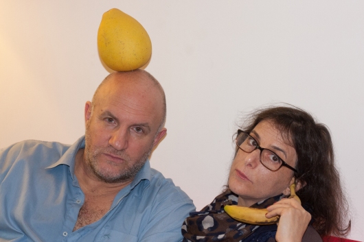 תורן, נאמן, בננה ולימון. צילום עגמומי של שני אנשים מצחיקים: ורוניק ענבר